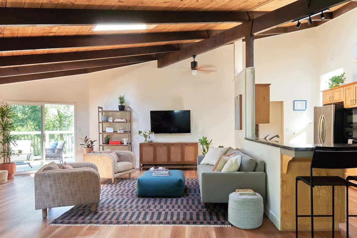 Televisión, chimenea, libros y oficina 