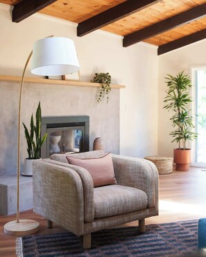 Téléviseur, foyer, livres, bureau