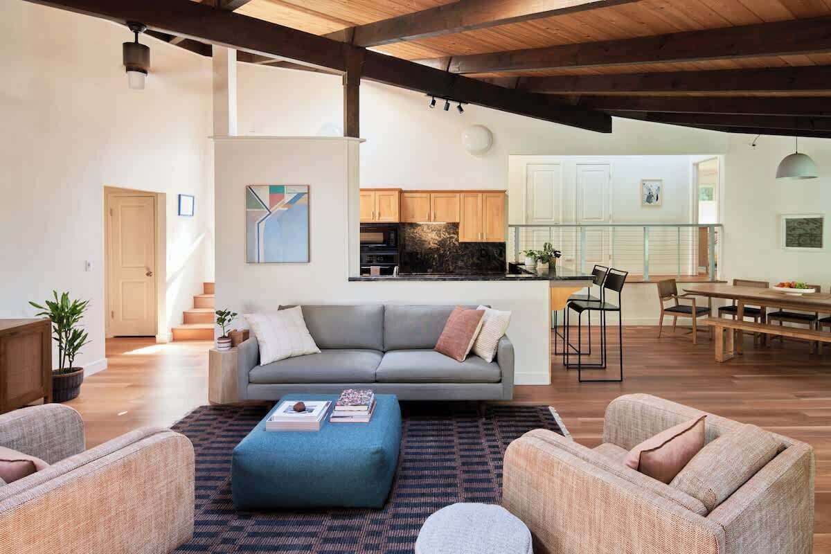 Televisión, chimenea, libros y oficina 