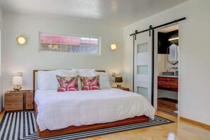 4 bedrooms, iron/ironing board, WiFi, bed sheets - Seas The Day and Skip to the Ocean (Santa Cruz)