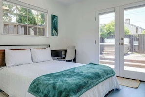 4 bedrooms, iron/ironing board, WiFi, bed sheets