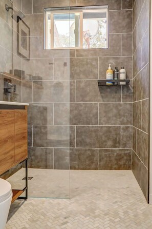 Shower, hair dryer, towels, shampoo