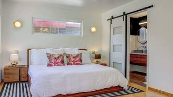 4 bedrooms, iron/ironing board, WiFi, bed sheets