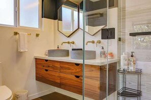 Shower, hair dryer, towels, shampoo - Seas The Day and Skip to the Ocean (Santa Cruz)
