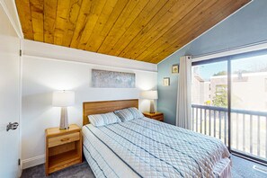 3 bedrooms, iron/ironing board, Internet, bed sheets - Canalfront townhome on the golf course w/private deck, grill & paid-access pools (Ocean Pines)