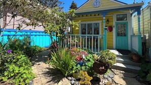 Exterior - Artistic Pelican in Downtown Santa Cruz (Santa Cruz)