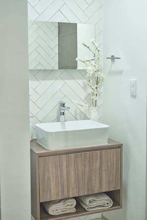 Douche, séchoir à cheveux, serviettes fournies, savon