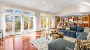 TV, fireplace, offices - Sea-salt and Sunshine (Aptos)