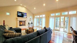 TV, fireplace, offices - Sea-salt and Sunshine (Aptos)