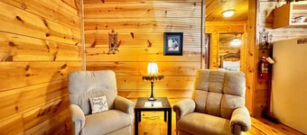 Gone With The Wind #47 New cabin to VRBO walking distance from courthouse square