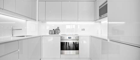 ثلاجة، ميكروويف، فرن، موقد طهي مسطح