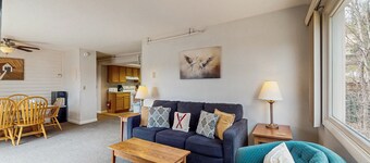 Premium Stowe condo: prime location & resort amenities including pool