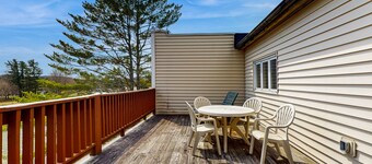 Premium Stowe condo:  prime location & resort amenities including pool