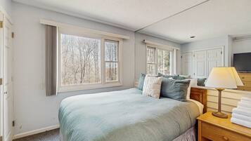 2 bedrooms, iron/ironing board, internet, bed sheets