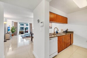 Jääkaappi, kahvin-/teenkeitin, keittoastiat/astiat/ruokailuvälineet