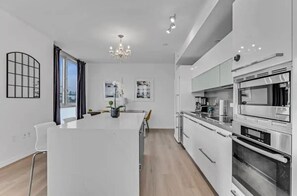 Réfrigérateur, four à micro-ondes, un four, surface de cuisson
