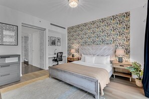 Bedroom with king bed - 883 sqft Suite for 5, Rooftop Pool and Gym (Miami Beach)