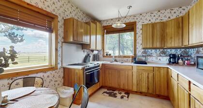 Charming cabin on Long Hollow Ranch, dog friendly, w/ WiFi, AC, access to trails