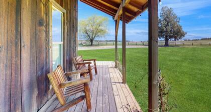 1800's Bunk House on Long Hollow Ranch, dog friendly w/ WiFi, access to trails