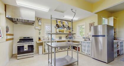 Spacious Ranch Home on Long Hollow Ranch, w/ hot tub, WiFi, access to trails