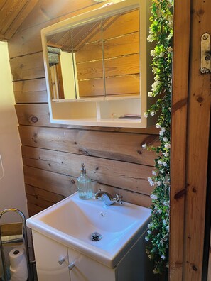 Chuveiro, secador de cabelo, toalhas de banho, sabonete