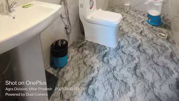 Douche, serviettes fournies, savon, papier toilette