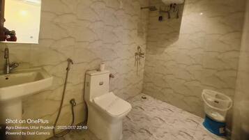 Douche, serviettes fournies, savon, papier toilette