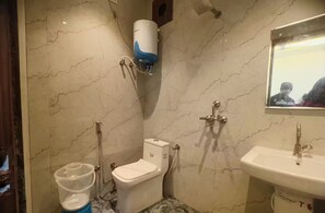 Chuveiro, toalhas de banho, sabonete, papel higiênico