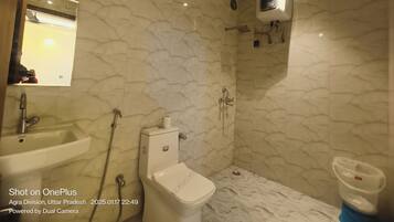 淋浴设施、毛巾、肥皂、卫生纸