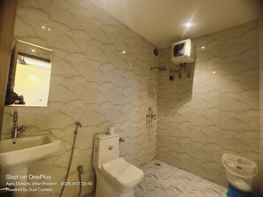 Douche, serviettes fournies, savon, papier toilette