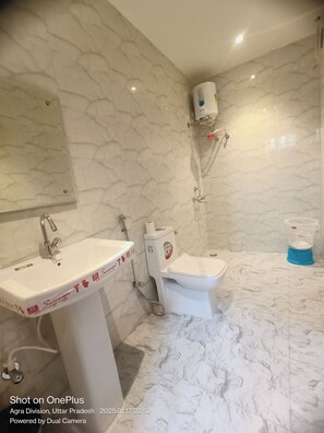 Douche, serviettes fournies, savon, papier toilette