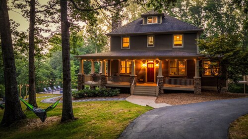 6 King Bedrms! Heated Pool. 2 Hot Tubs. Game Room. 3 Fire Pits. Sleeps 22!