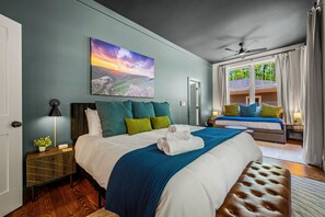 8 quartos, escrivaninha, ferros/tábuas de passar roupa, berço de viagem