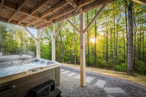 6 King Bedrms! Heated Pool. 2 Hot Tubs. Game Room. 3 Fire Pits. Sleeps 22!