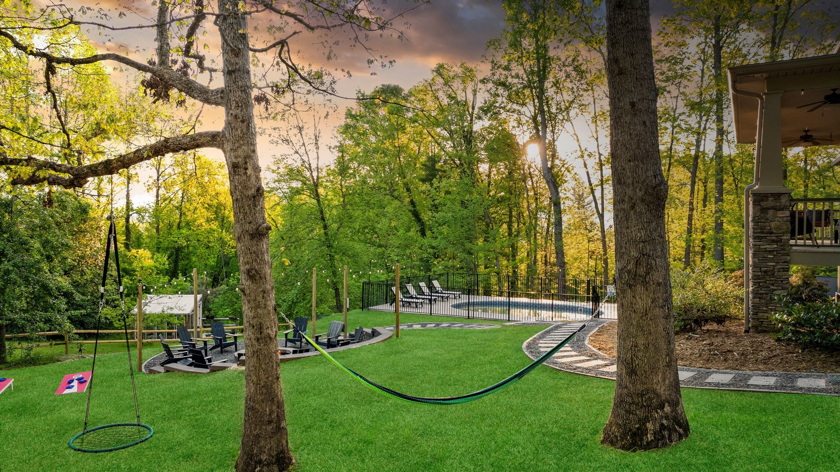 Utendørsbasseng og et oppvarmet basseng