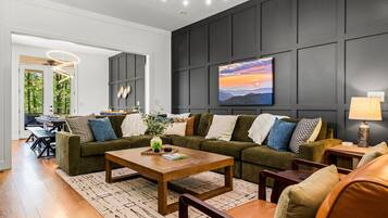 Smart-TV, Kamin, Videospiele, Tischfußball