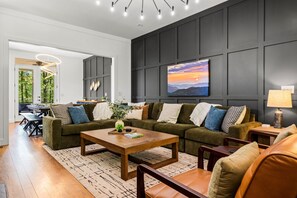 Smart TV, lareira, videogames, pebolim