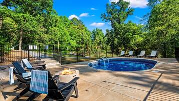 Utendørsbasseng og et oppvarmet basseng