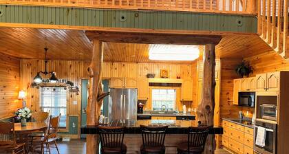 Spacious 5-bedroom lodge with boat trailer parking, @ Lake Tenkiller, in Cookson