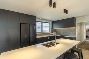 Réfrigérateur, four à micro-ondes, un four, surface de cuisson