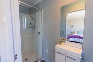 Hair dryer, towels - Sunny Stay - new & cosy (Twizel)
