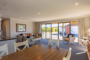 Smart TV - Sunny Stay - new & cosy (Twizel)