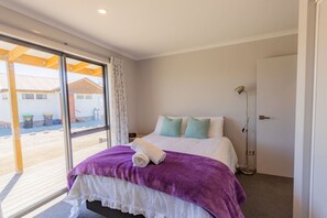 3 室のベッドルーム、WiFi (無料)、ベッドシーツ