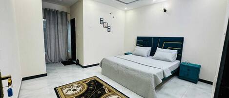 5 bedrooms, iron/ironing board, WiFi