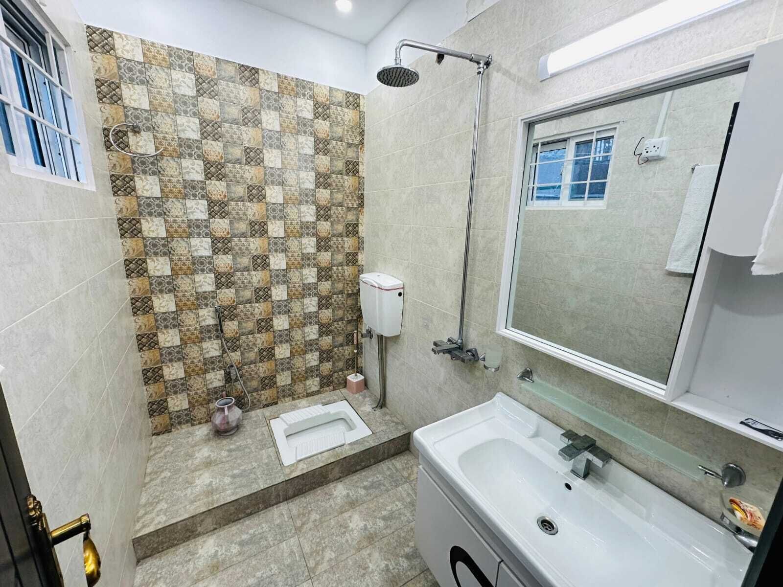 Regadera, bidet, toallas, jabón 