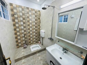 Douche, bidet, serviettes fournies, savon