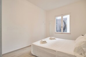 Apartament (1 Bedroom) | 1 dormitori, planxa i posts de planxar i roba de llit