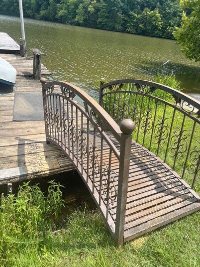  2-Bedroom Lake House on Watts Bar Lake outside Kingston, TN