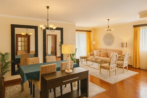 Fernseher, Bücher, Stereoanlage