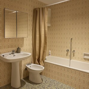 Sèche-cheveux, bidet, serviettes fournies